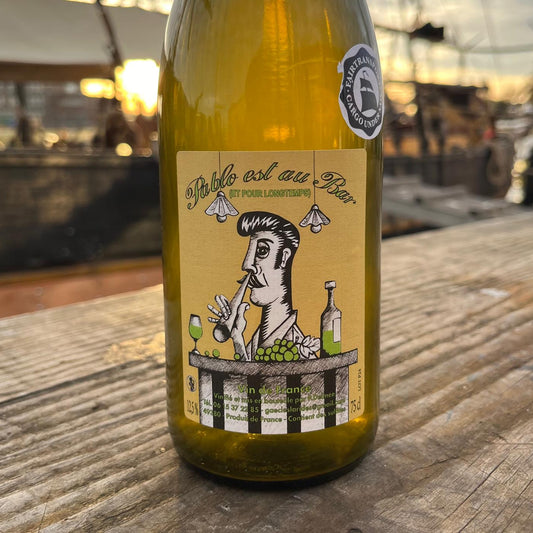 Zoom on label of "Pablo est au bar" Fairtransport white wine sustainably shipped by Tres Hombres.